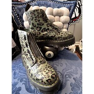 Dr Martens Sinclair Green Leopard size 8/EU 39 NWOT